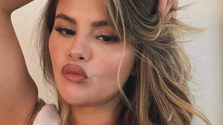 Гомес у яскравому купальнику показала свій релакс на осонні з коханим