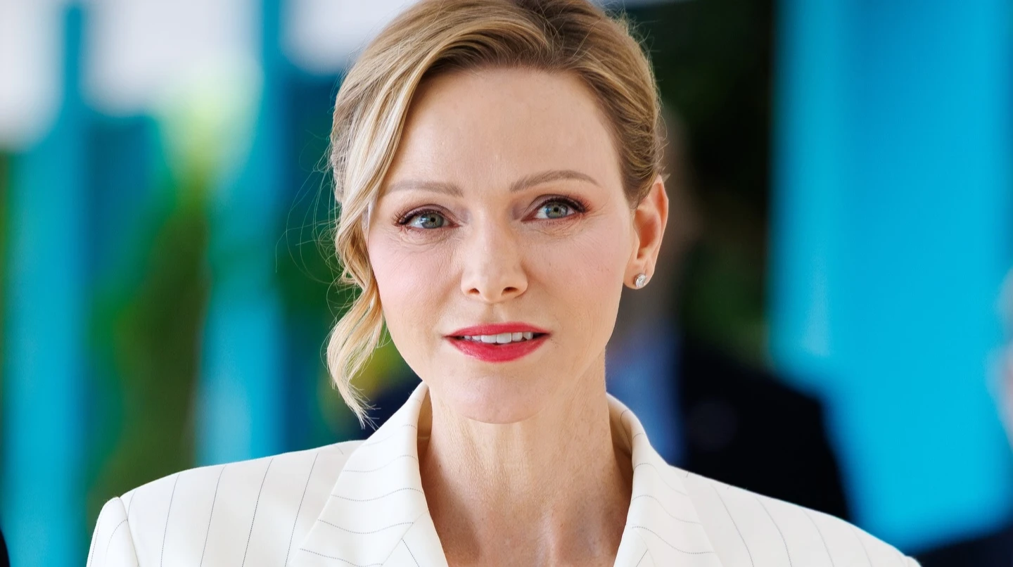 Княгиня Монако на тенісний турнір вигуляла смугасто-молочний лук за 7 тисяч євро