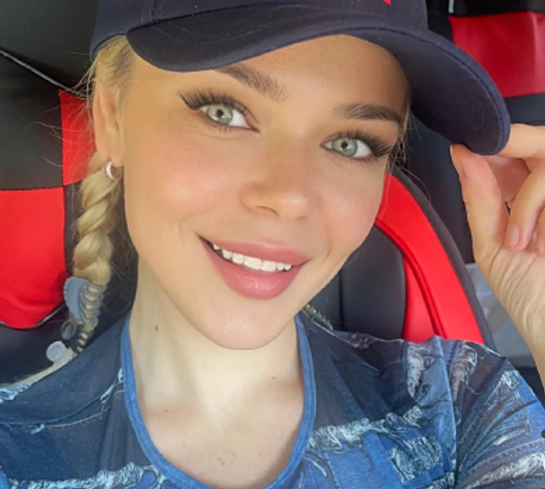 Гросу з косичками і в денімі посвітила пружним бюстом і оголила ніжку. ФОТО