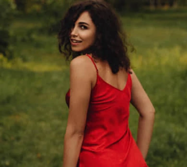 Червоне міді та діаманти за $29 тисяч: Богдан грайливо попозувала у саду. ФОТО