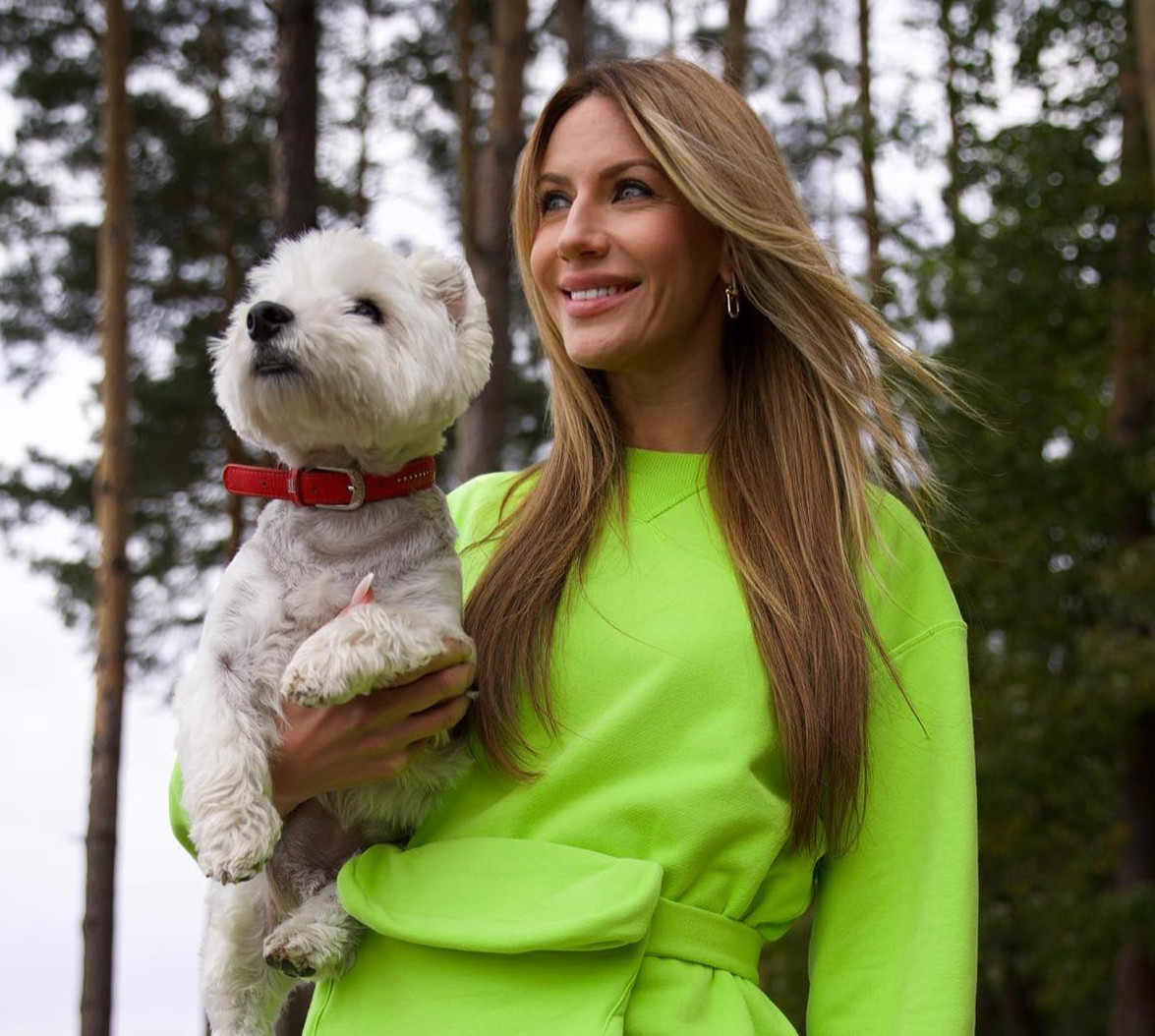 Нікітюк в кислотному міні наробила фото з песиком у лісі