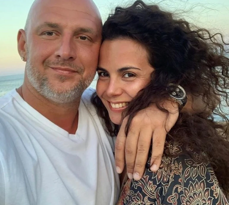 Пливу поміж концертами: Потапа із Каменських помітили в аеропорту Барселони