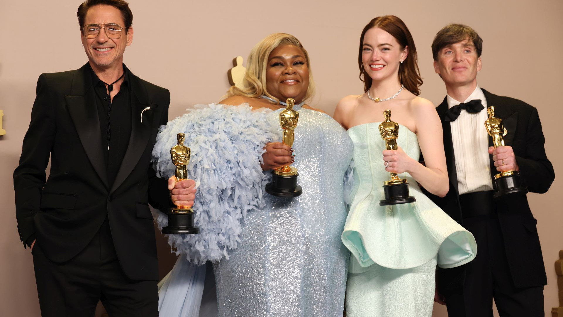 Горошкова Лоуренс, м'ятна Стоун та Гослінг і Купер із мамами підкорили хідник "Оскару"-2024. Фото