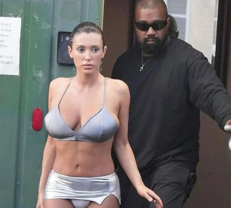 Він у штанах і реглані, вона – в бікіні: дружина Каньє Веста на прогулянці з ним блиснула сідницями у купальнику. Фото