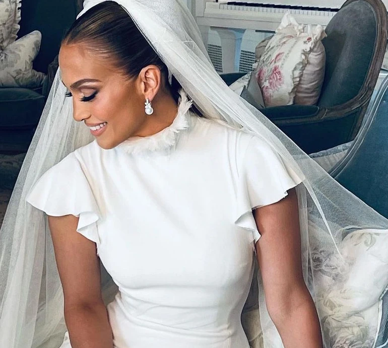 Символ кохання чи розлучення? Якими були весільні сукні Лопес, Спірз, Бейонсе, Сайрус та інших популярних співачок. Фото