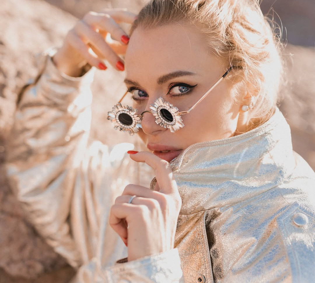 Камінська у шортиках і блискучій куртці наробила ефектних фото біля вулкана на Тенерифе. Фото