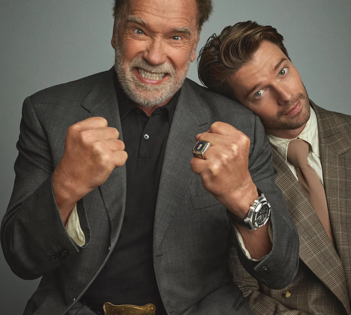 Шварценеггер у костюмі показав армреслінг із сином та розповів свою реакцію на його оголену сцену в шоу. Фото