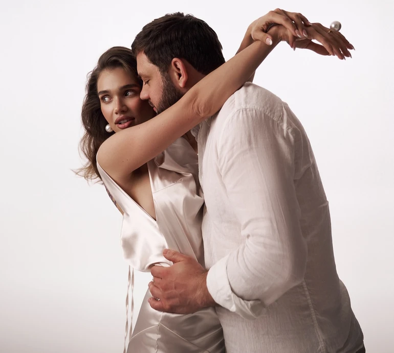 Саша Бо в атласному максі з голою спиною показала ніжності та цілунки з босим коханим. Фото