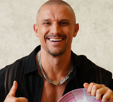 2 гривні в день: Цимбалюк згадав, як заробляв свої перші гроші, та показав себе підлітком. Фото