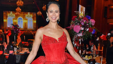 Ексдружина Кличка у червоному кутюрі потанцювала з незнайомцем на своєму першому в житті балу