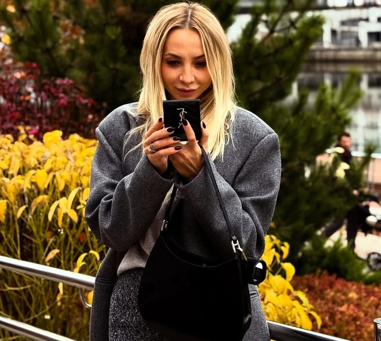 Повертаюсь до себе: Сопонару в стильному луці посвітила стрункими ніжками на осінніх фото