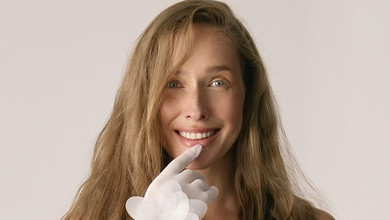 Спортивки, прозора майка і камінчики на голові: Осадча в неочікуваному образі закликала жити в моменті