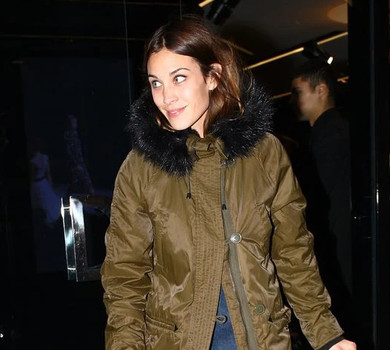 Розтягнуті парки і пуховики з акцентами: трендовий верхній одяг на зиму. Фото