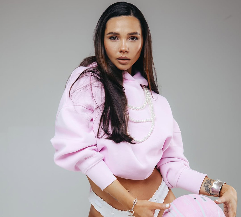 Татарінцева у трусиках, кросівках і перлах похизувалася пружним тілом на фото з м'ячем