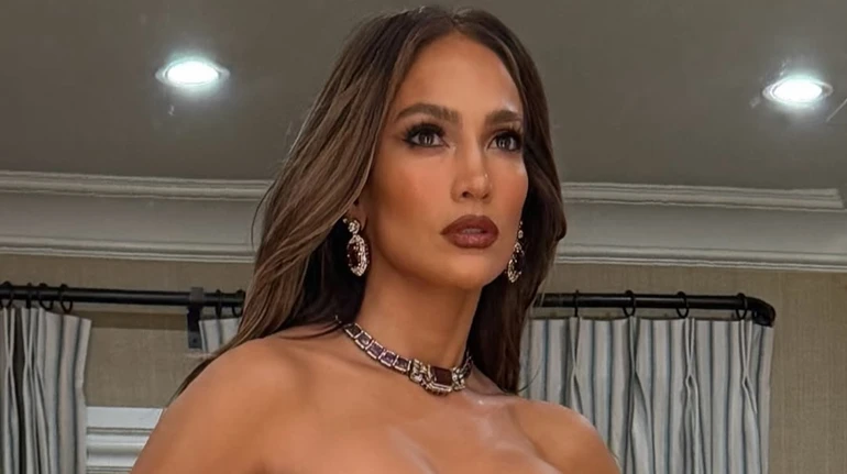 Лопес у пухнастому оксамиті поспокушала голою спиною в вишуканій позі. Фото