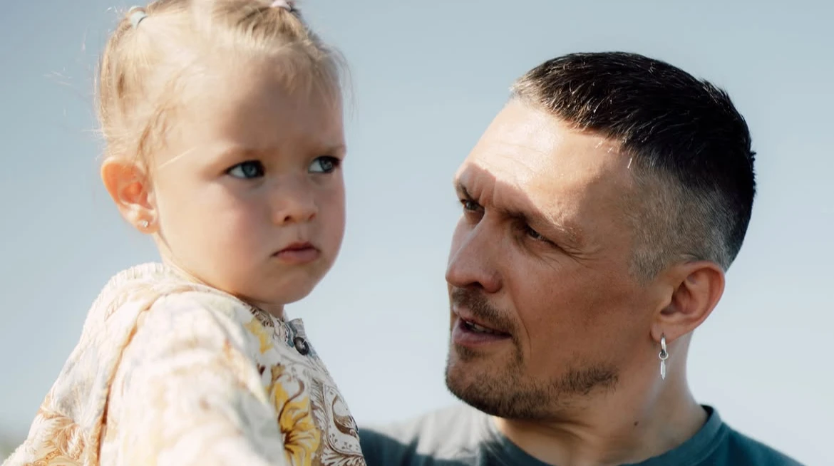 Усики замилували ідилічними фото з молодшою дочкою на пляжі в Іспанії