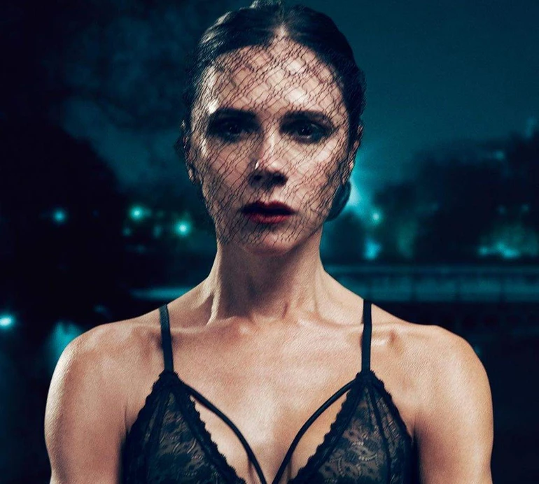 Пахне спокусою: Бекхем показалася в звабливих луках і сексі-позах із нагоди виходу своїх перших парфумів