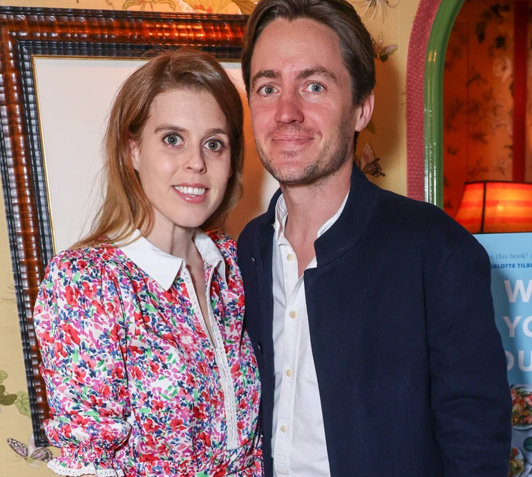 Квітковий настрій: принцеса Беатріс у Лондоні вигуляла дві романтичні сукні