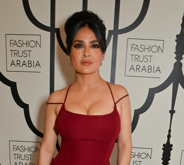 57-річна Хаєк зачарувала апетитними формами в багряному міді. Фото