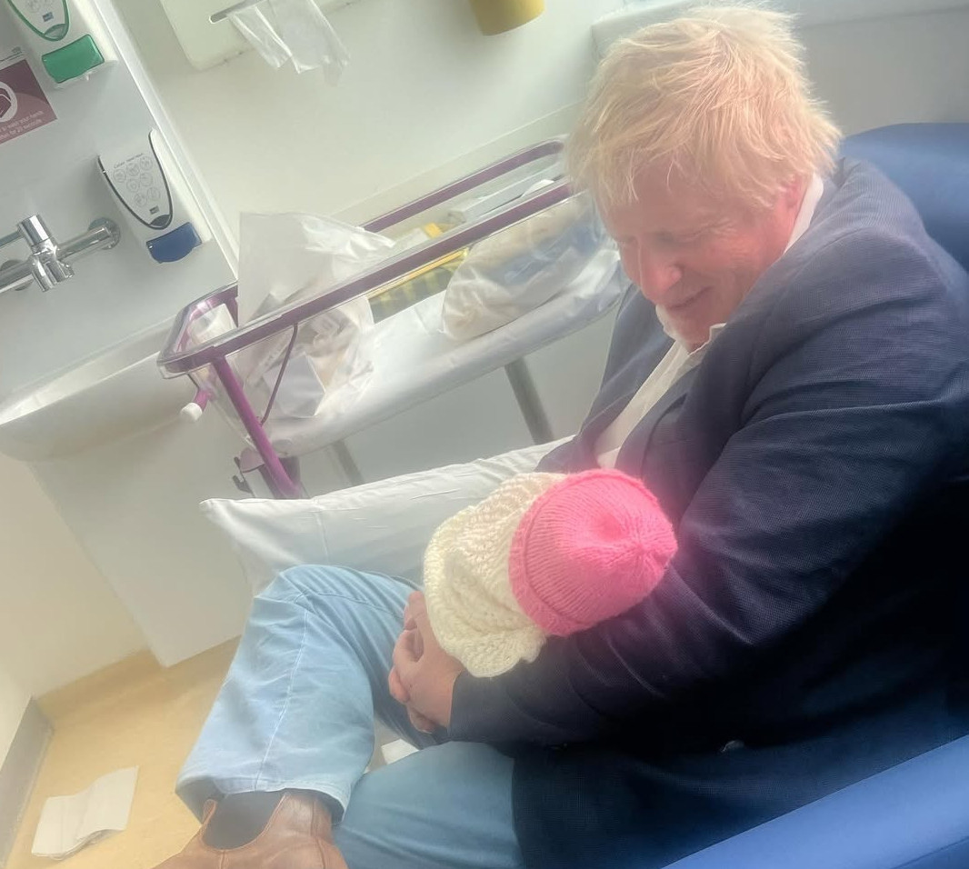 Ласкаво просимо в світ: Борисa Джонсона зробили батьком удев'яте. Фото