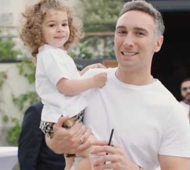 Король Лев, кульки і батути: Макацарія з дружиною влаштували тематичне свято на 2-річчя свого сина. Відео