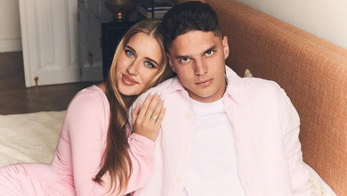 Судаков пригорнув вагітну дружину у рожевій сукенці для романтичних фото