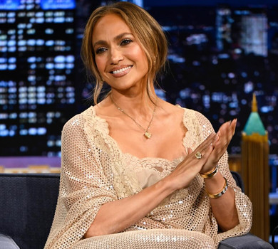 Лопес у блискучій сукні-пеньюарі посвітила вигинами на шоу Феллона. Фото