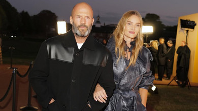 Стейтем у кашкеті заселфився з коханою та показав розваги сина зі зброєю і дочку у себе на шиї