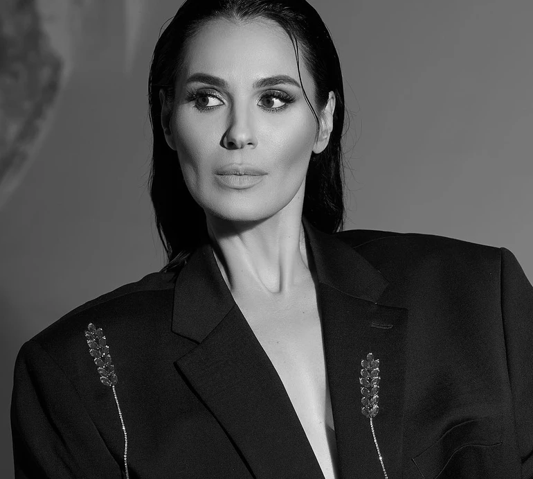 Єфросиніна в піджаку на голе тіло посвітила декольте і показала цілунок на камеру. ВІДЕО