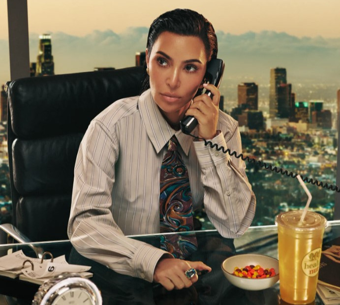 Краватки та чіпси: Кардашян у маскулінних сексі-образах знялася для особливого номеру глянцю