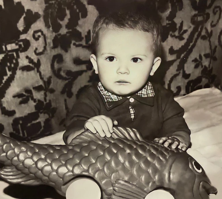 Данилко з рибою, Хома без бороди та Кароль-мрійниця: дитячі фото зірок, якими вони ділилися в мережі