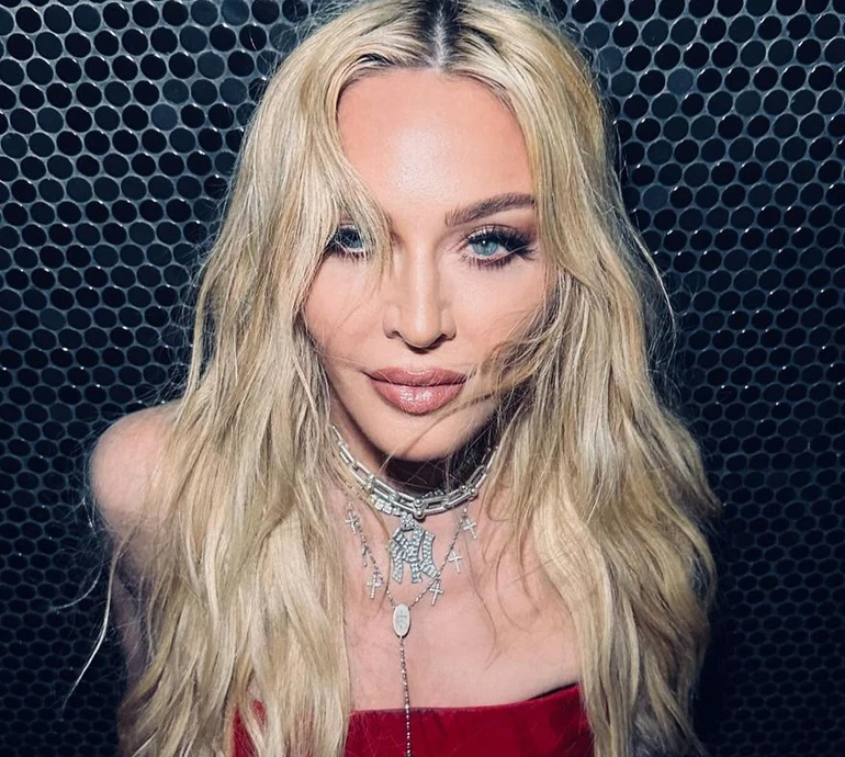 Життя прекрасне: 65-річна Мадонна заінтригувала фото з загадковим молодиком із рукою на її грудях