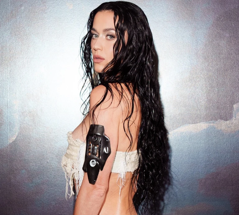 Перрі з голим животом замилувала любощами з Блумом на хіднику та на сцені MTV VMAs 2024