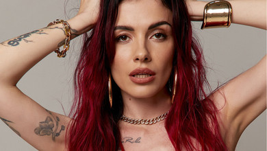 MamaRika у блискучому боді розстібнула штані та випнула груди на зухвалих фото