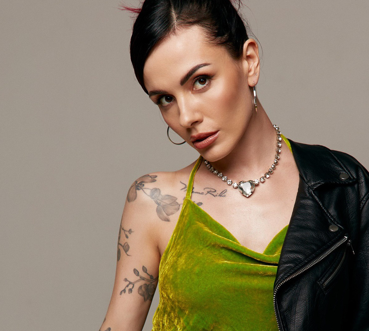 Тренажерка на витривалість: MamaRika у зеленому оксамитовому міні розказала, як минув її рік