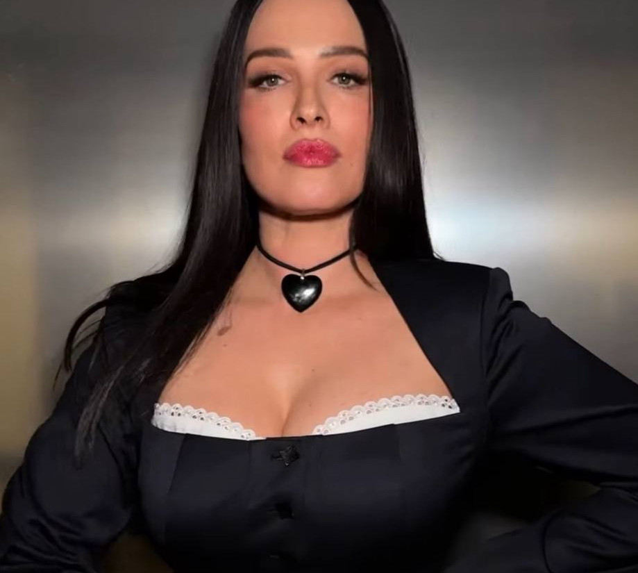 Хижий корсет та спокусливе декольте: Астаф'єва перед камерою покрасувалася у яскравих луках