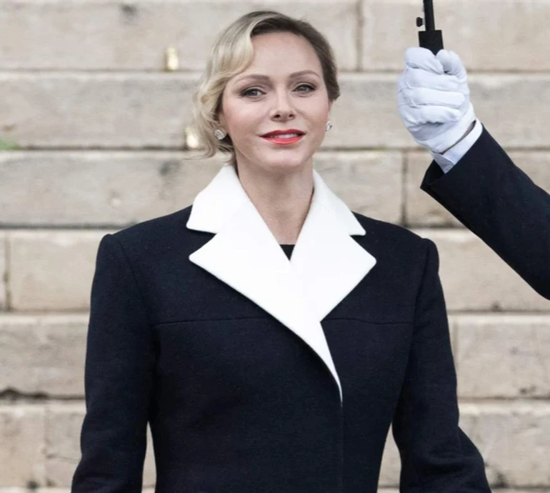 Княгиня Шарлін у маскулінному ч/б приєдналася до ошатного князя Альбера ІІ на івенті в Парижі. Фото