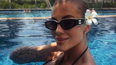 46-річна Крук у бікіні випнула дупцю для спокусливих фото біля басейну