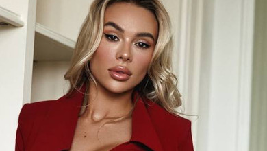 Ексдружина Гусєва похизувалася пружним бюстом у тугому корсетному міні