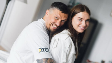 Усик з елегантною дружиною показався у компанії Дуейна Джонсона на прем'єрі фільму, в якому зіграв. Фото