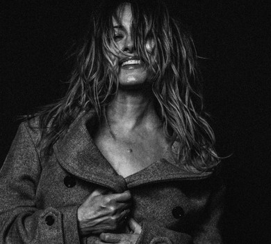 Чекала на тебе: Кравець у твідовому пальті на голе тіло пораділа осені на атмосферних фото