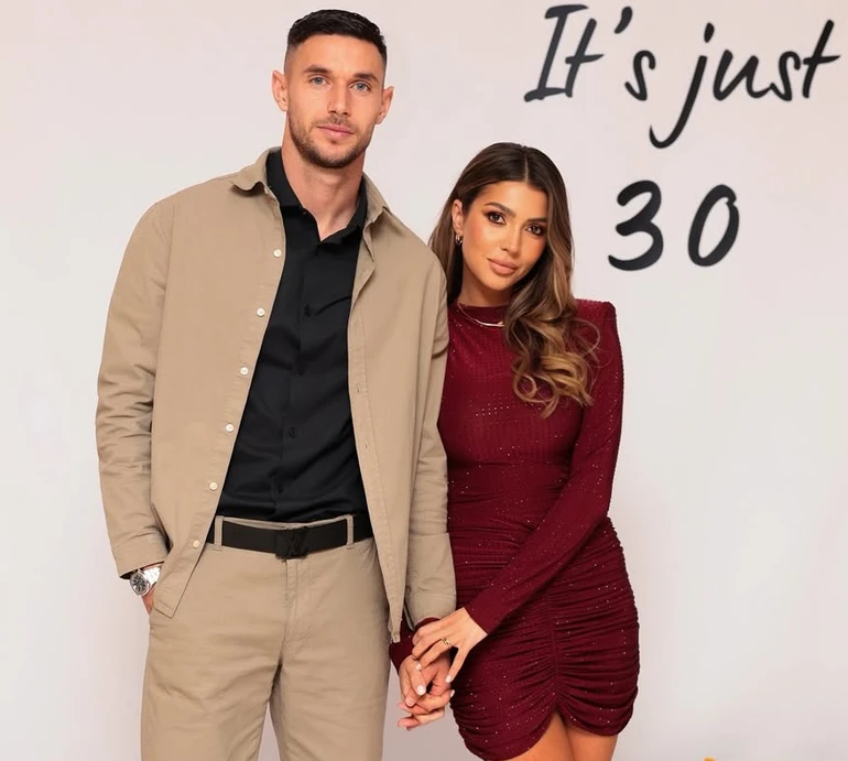 Рік великої мотивації: Яремчук на своє 30-річчя попозував із дружиною в грайливому міні. Фото