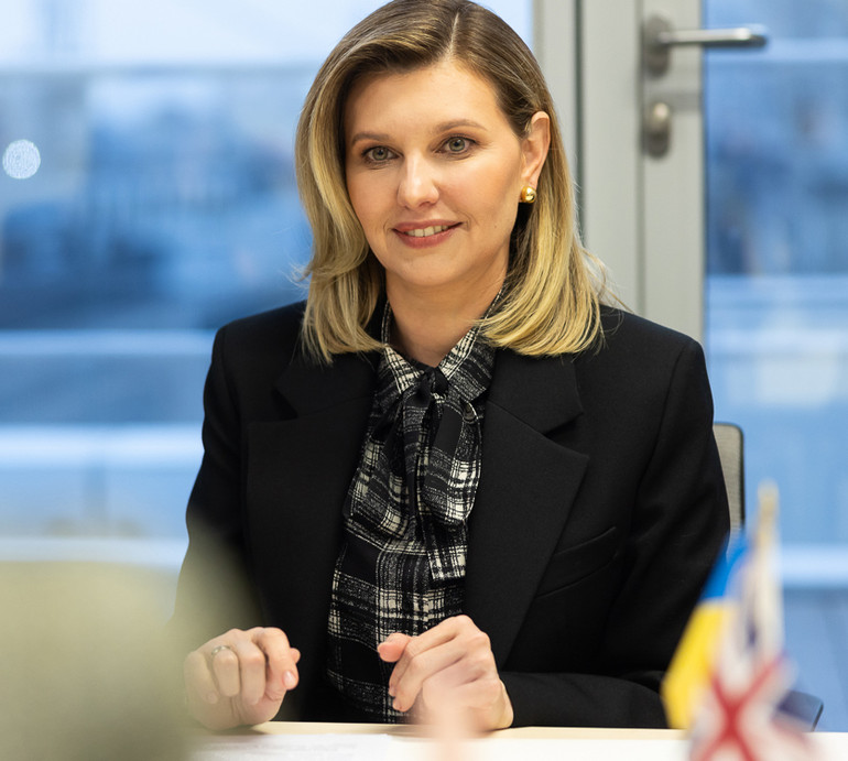 Зеленська у Британії вигуляла шовкову блузу люксового бренду. Фото