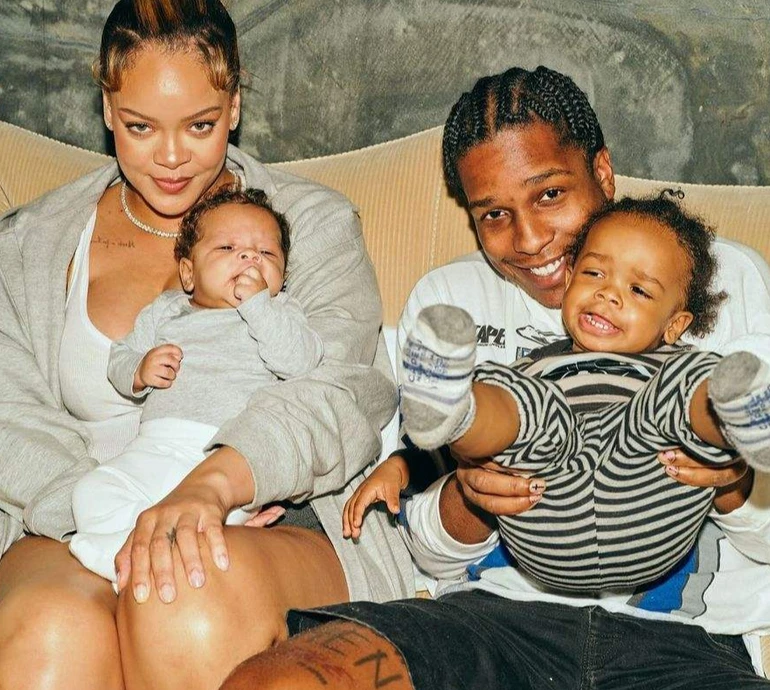 На руцях у мами та догори дриґом: коханий Ріанни замилував досі небаченими фото їхніх синів