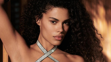 Кунакі у бікіні підставила пружну дупцю сонцю та скупалася взута