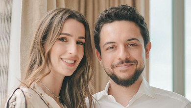 Принц і принцеса Йорданії на виписці з пологового попозували з крихітною донькою. Фото