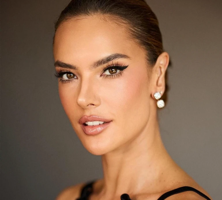 43-річна Амброзіо у червоному купальнику підставила тіло сонцю на Гаваях. Фото