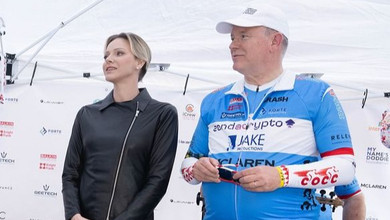 Княгиня Монако у шкірянці, скінні та кедах повболівала за чоловіка на благодійній велогонці. Фото