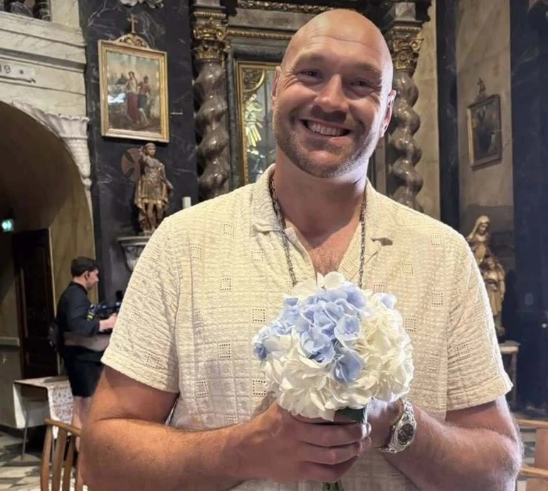 Наречений в шортах і 7 дітей за свідків: Тайсон і Періс Ф'юрі повторили своє весілля. Фото