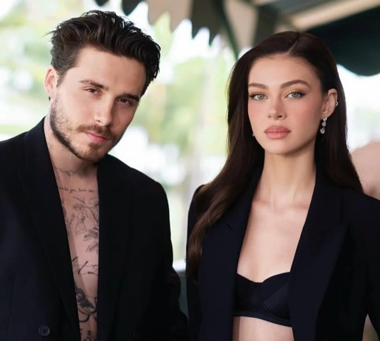 Ікони стилю: Бруклін Бекхем із дружиною посвітили голими животами в однакових монохромних луках